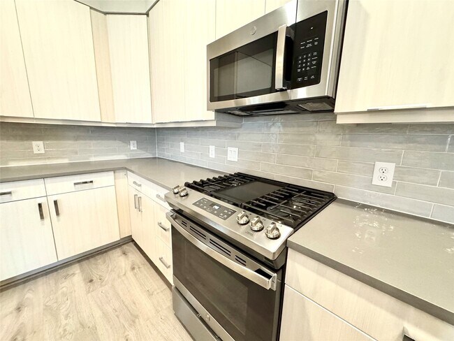 Building Photo - 401 W 25th St