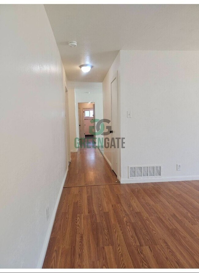 Building Photo - 3 BEDROOM 2 BATH HOME MOVE IN READY IN MOD...
