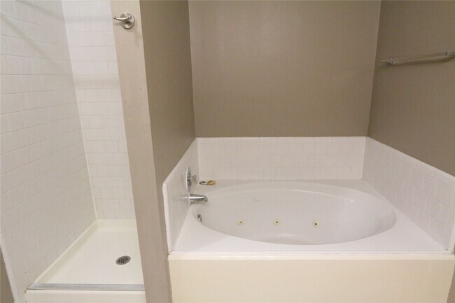 Building Photo - 10811 Burkes Garden Dr