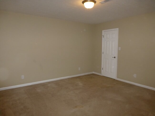 Building Photo - Spacious 3-Bed, 2-Bath Townhouse with Bonus Room & 2-Car Garage in North Knoxville