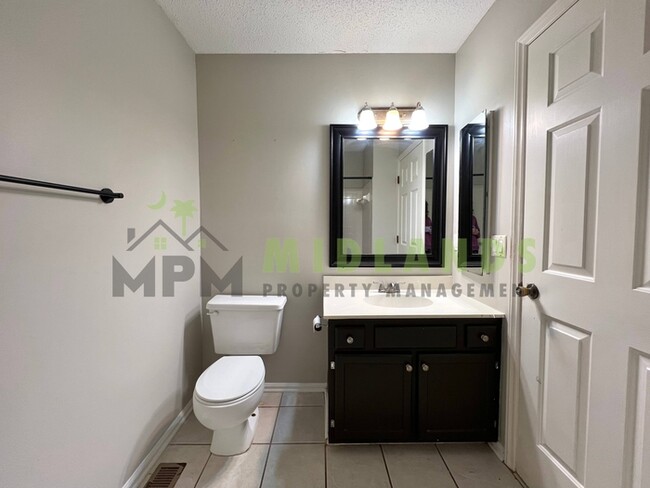 Building Photo - 844 Bentley Dr