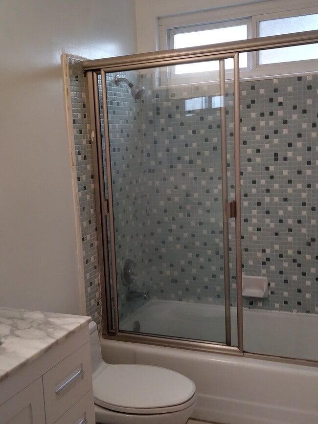 Hall / 2nd Bath with Tub - 206 15th St