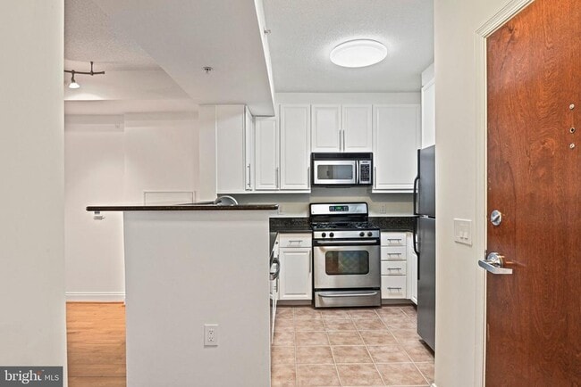 Building Photo - 11760 Sunrise Valley Dr