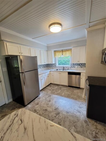 Building Photo - 558 Karen Rd