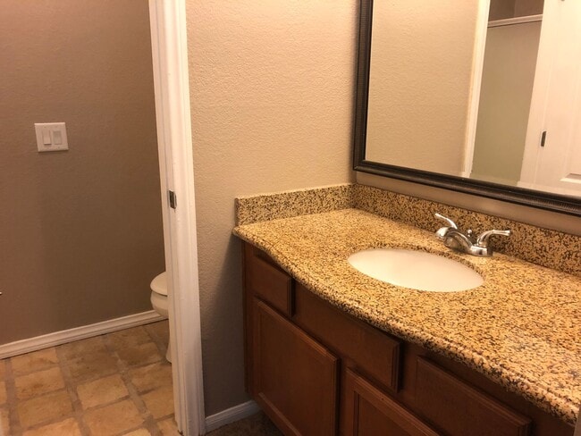 Building Photo - Super Cute and Close to Lake! Ready for Immediate move in!