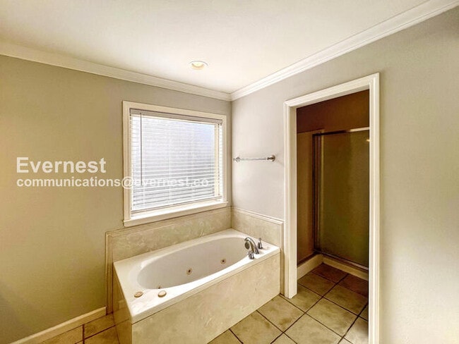 Building Photo - 3 Bed, 2 Bath Home with Garage / Available Now!