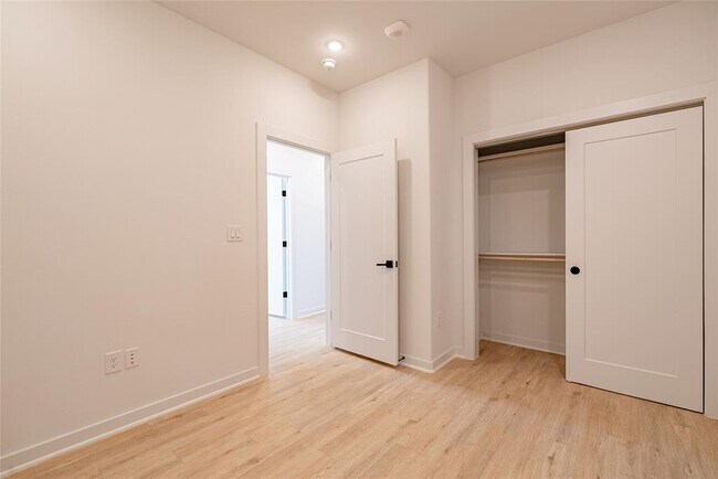 Building Photo - 100 Mockingbird Ln W