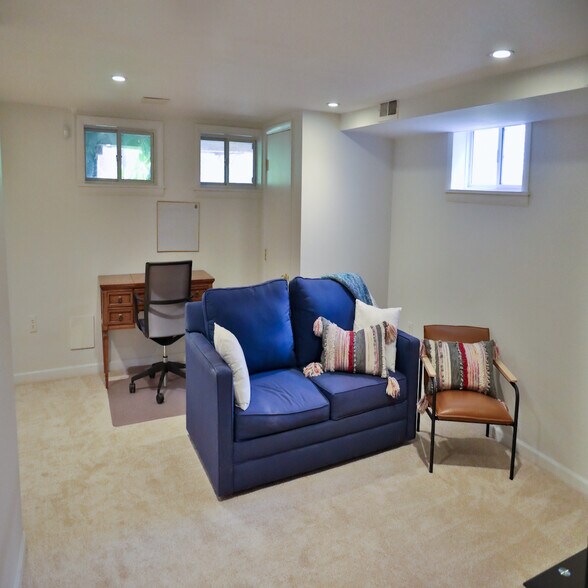 Building Photo - 6131 1st Pl NE