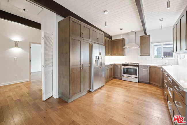 Building Photo - 1042 Olancha Dr