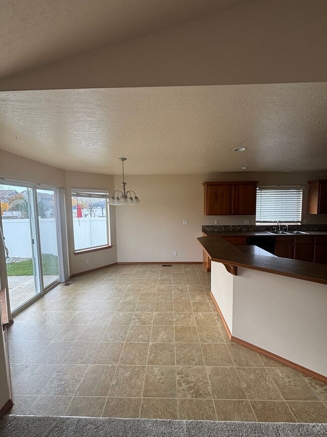 Building Photo - BEAUTIFUL HOME IN THE LANDINGS (APP#59)