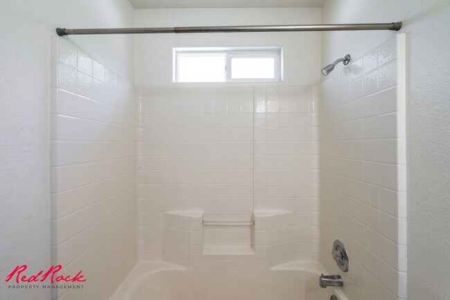 Building Photo - Small Dog Friendly! 3 Bedroom Single-Level...