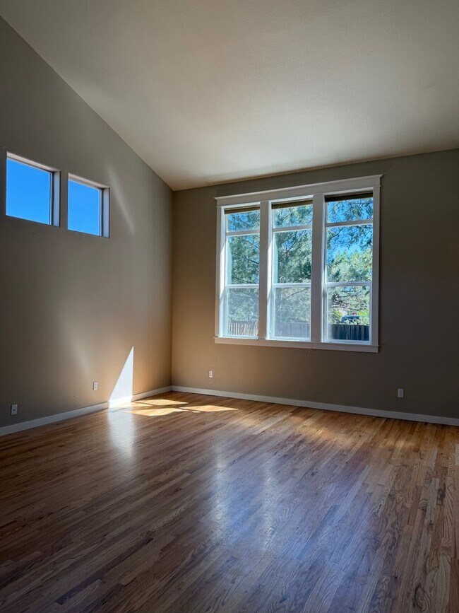 Building Photo - 61112 Snowbrush Dr