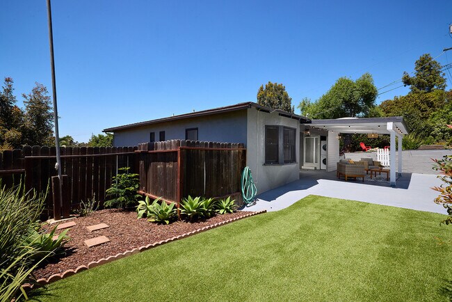 Building Photo - 2136 Foothill Dr