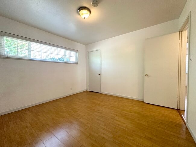 Building Photo - 3 bedroom 1 bathroom home located in Sacra...