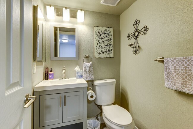Building Photo - Amazing 3 Bedroom 3 Bath Home (1800sqft+) ...