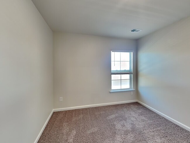 Building Photo - Located in desirable Ashton Lakes neigComi...