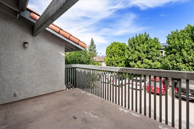 Building Photo - Private Direct-Access 3 Bedroom Townhome with 2 Car Garage, Patio, Balcony, Pool and Tennis