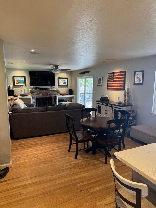 Building Photo - Gorgeous Updated 3 Bedroom in the heart of...