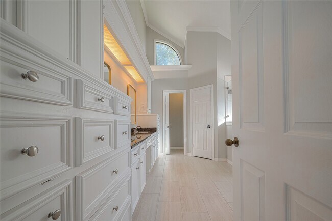 Building Photo - 15714 Sylvan Lake Dr