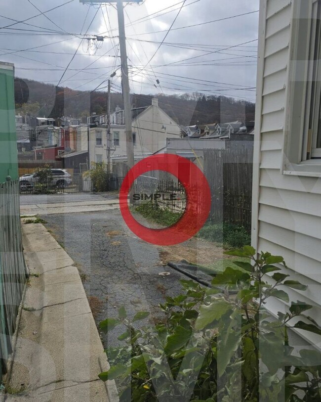 Building Photo - 4 Bedroom / 2 bathroom house