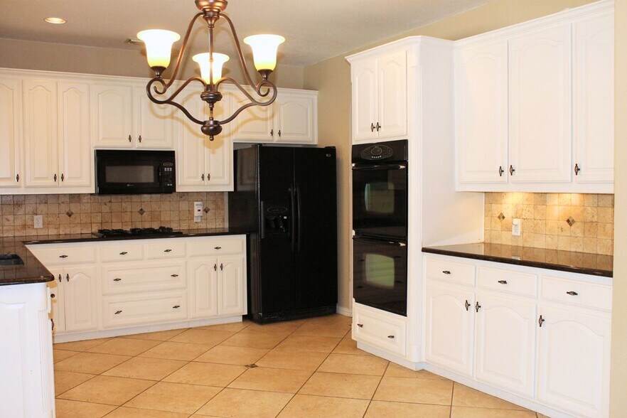 Building Photo - 2719 Hidden Lake Dr