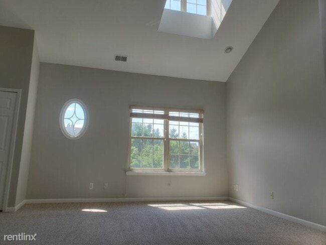 Building Photo - 3 br, 3 bath Condo - 16944 Farmington Rd