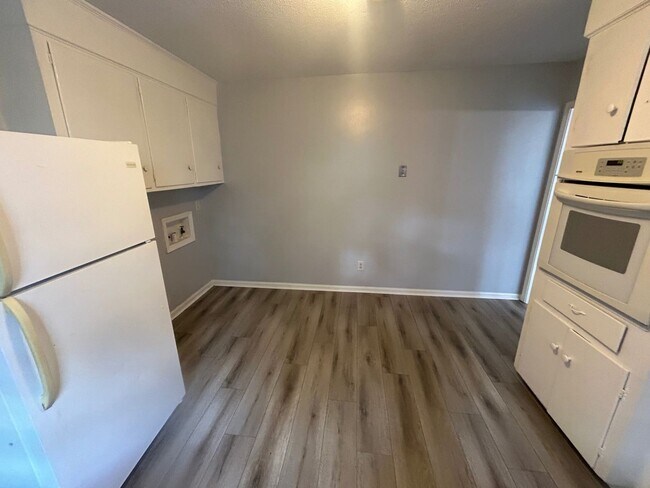 Building Photo - 715 Montague Road Unit D