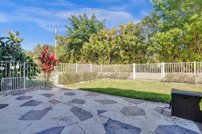 Building Photo - 8062 Cassia Dr
