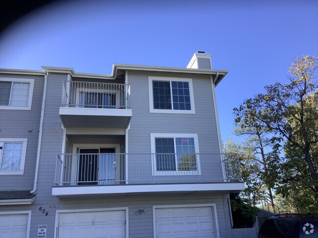 Building Photo - 604 N Bagby Dr