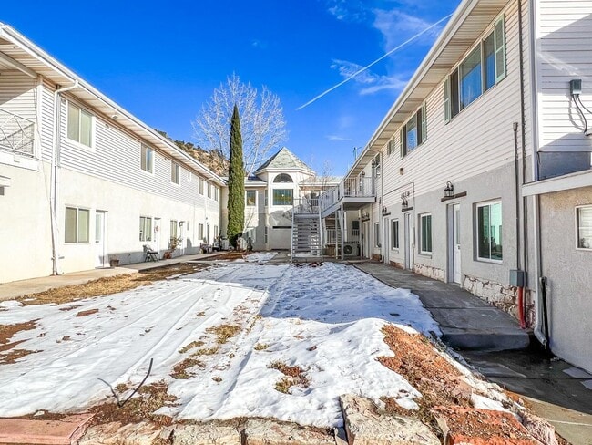 Building Photo - S207 Renovated Studio Apartment! Utilities Included!