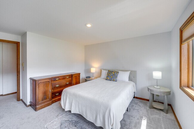 Building Photo - 902 Paiute Pl