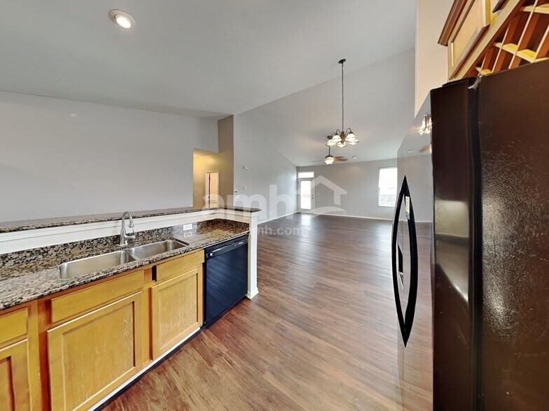 Building Photo - 1400 Bridgehampton Dr