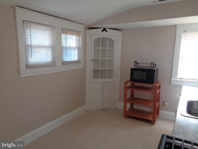 Building Photo - 2800 Linwood Ave