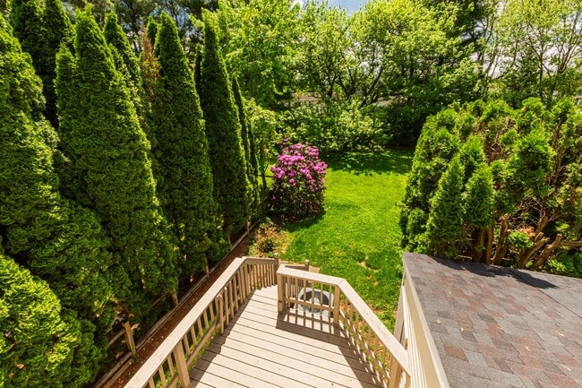 Building Photo - Updated Townhouse with Deck, Basement, New...