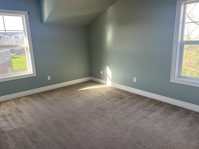 Building Photo - 1526 NE Market Dr