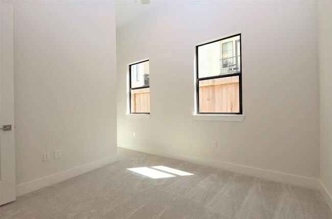 Building Photo - 816 W 22nd St