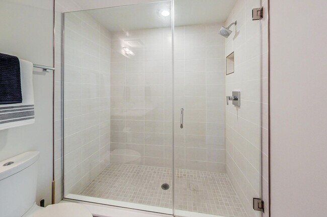 Building Photo - Gorgeous 2 bedroom 2 bath condo just steps from Columbia Hgts center $3,550