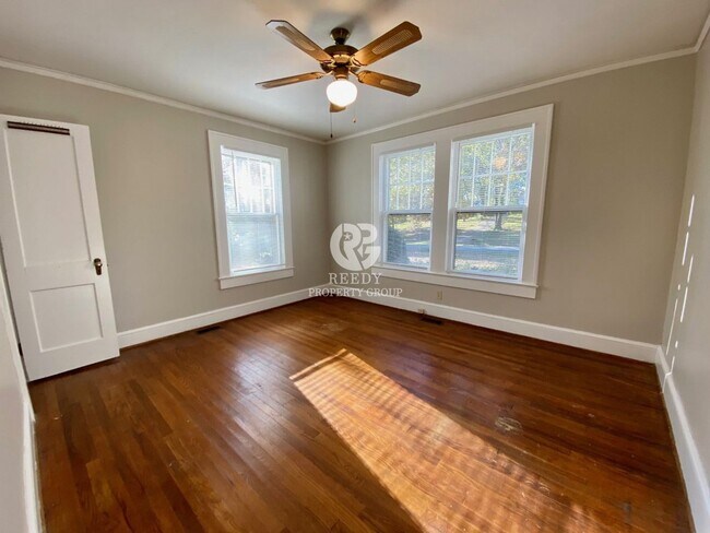 Building Photo - Spacious 3 bedroom  and 1 bath home with FENCED IN BACKYARD located minutes from downtown Spartan...