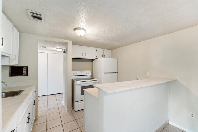 Building Photo - 15919 Golf Club Dr