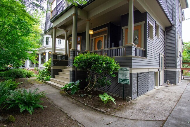 Building Photo - Top Floor Corner Flat in GORGEOUS 1886 Nob...