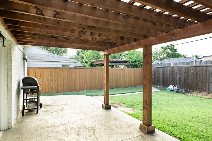 Building Photo - 4731 Wateka Dr
