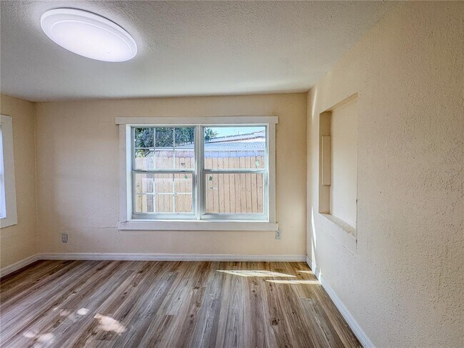 Building Photo - 2017 Hemlock St