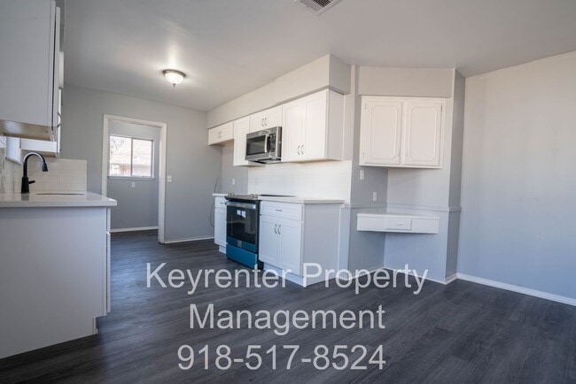 Building Photo - 4 Bedroom Home Available For Immediate Move In!!