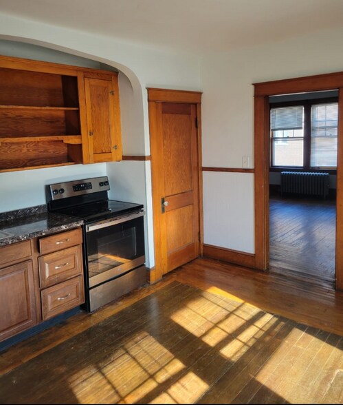 Building Photo - 3-23E Amherst St