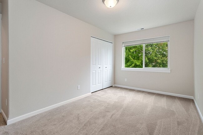 Building Photo - 4 bedrooms 2.5 bath, fenced backyard, AC, ...