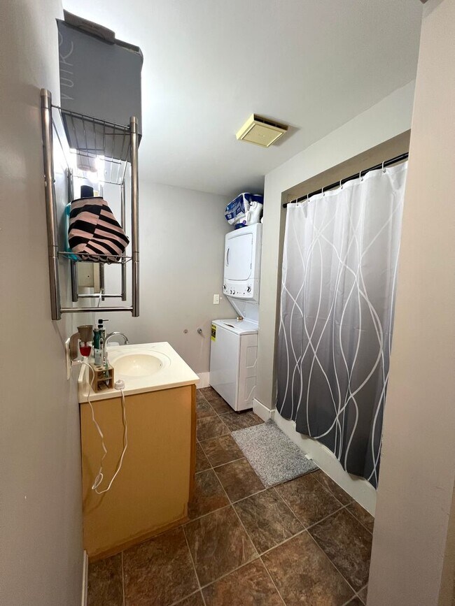 Building Photo - AVAILABLE APRIL 1st - 2 Bed 1 Bath Upper Apt!