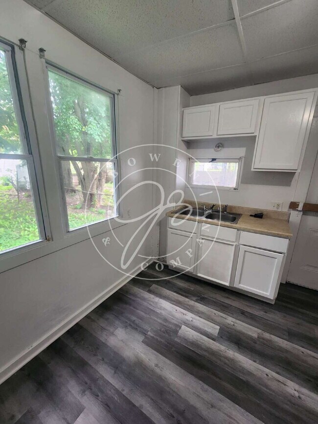 Building Photo - 3 bed 2 bath with over 1200 sq. feet