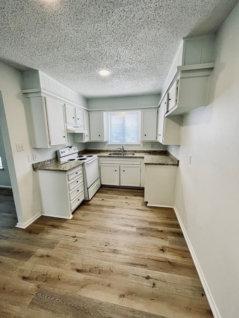 Building Photo - 1203 Redwood St