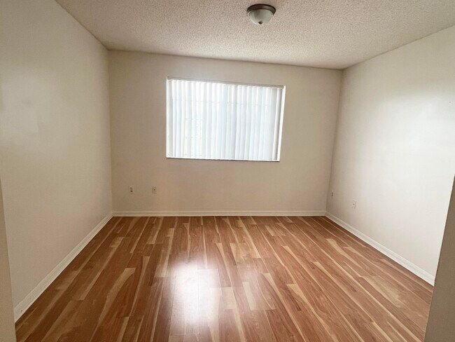 Building Photo - 900 Crestwood Ct S