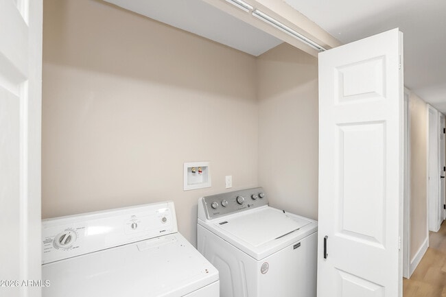 Building Photo - 1018 W Ivanhoe St